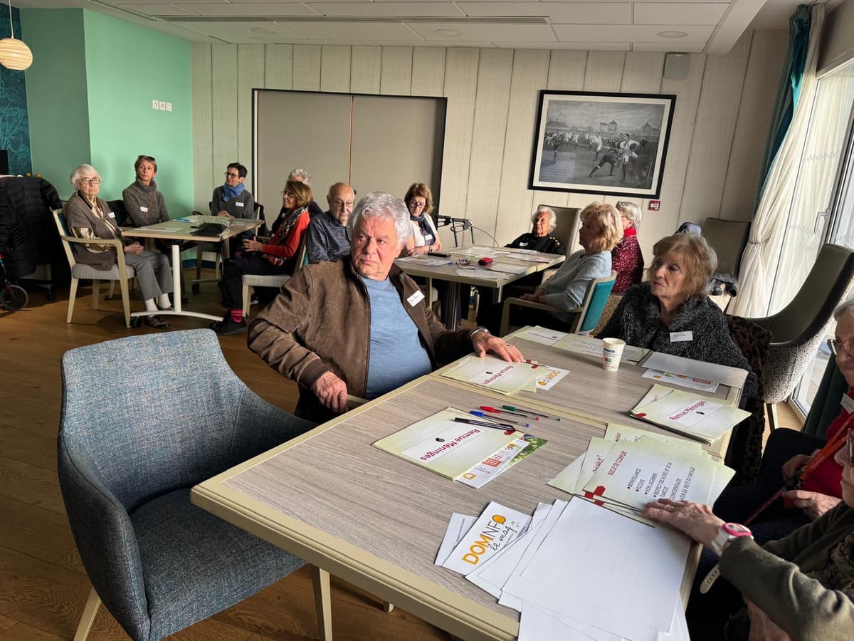 Sur l'image, nous pouvons voir un groupe de personnes en train de participer aux ateliers mémoire.