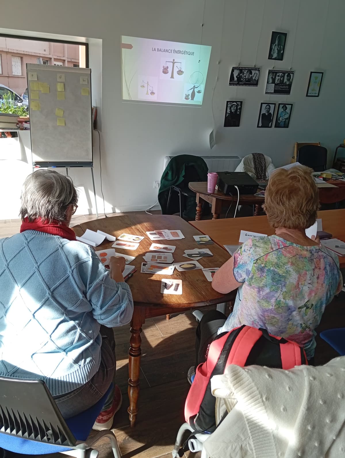 Sur l'image, nous pouvons voir deux personnes agées en train de participer aux ateliers nutrition.
