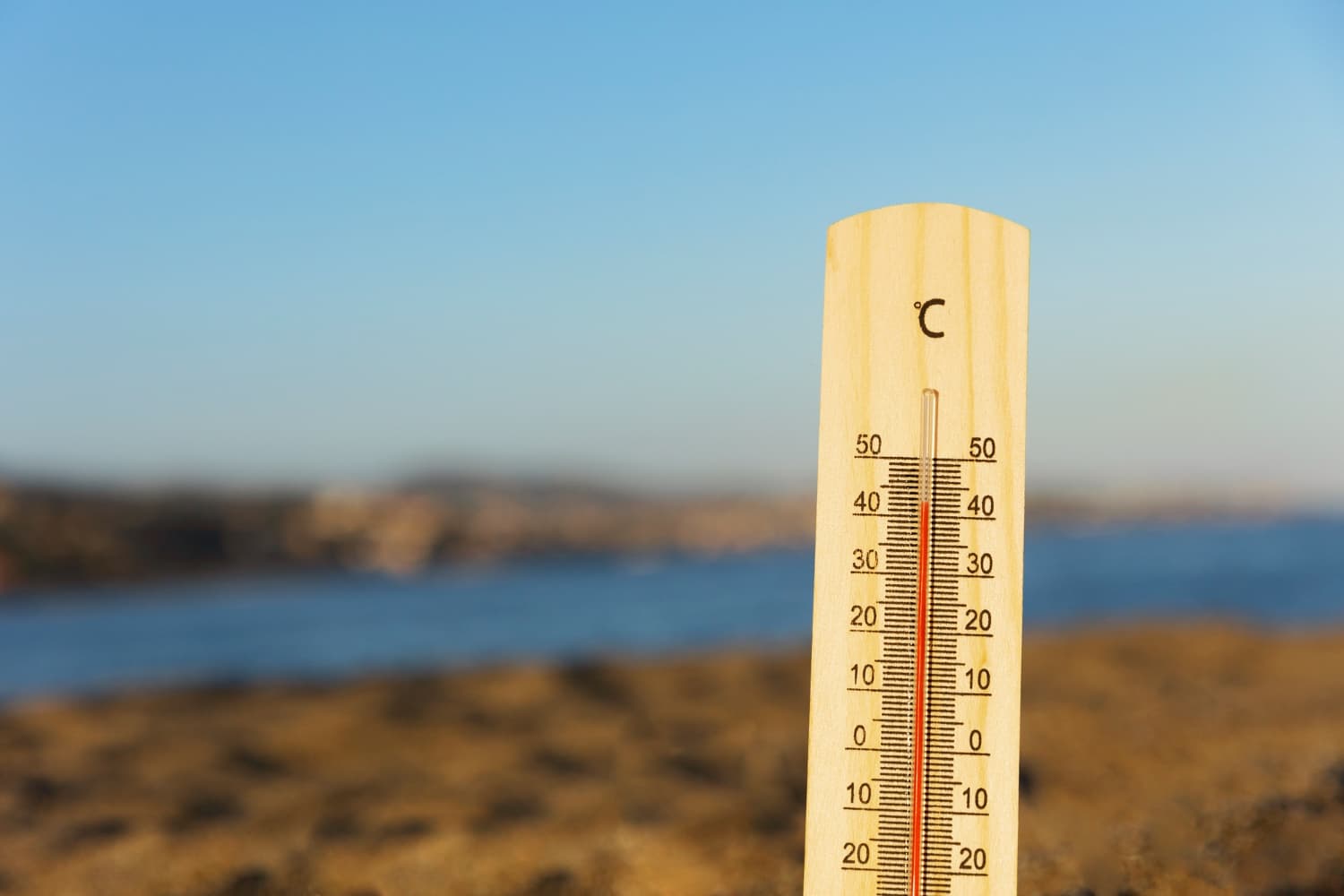 Sur l'image, nous voyons une page en fond avec un thermomètre en premier plan qui annonce une température très haute. 