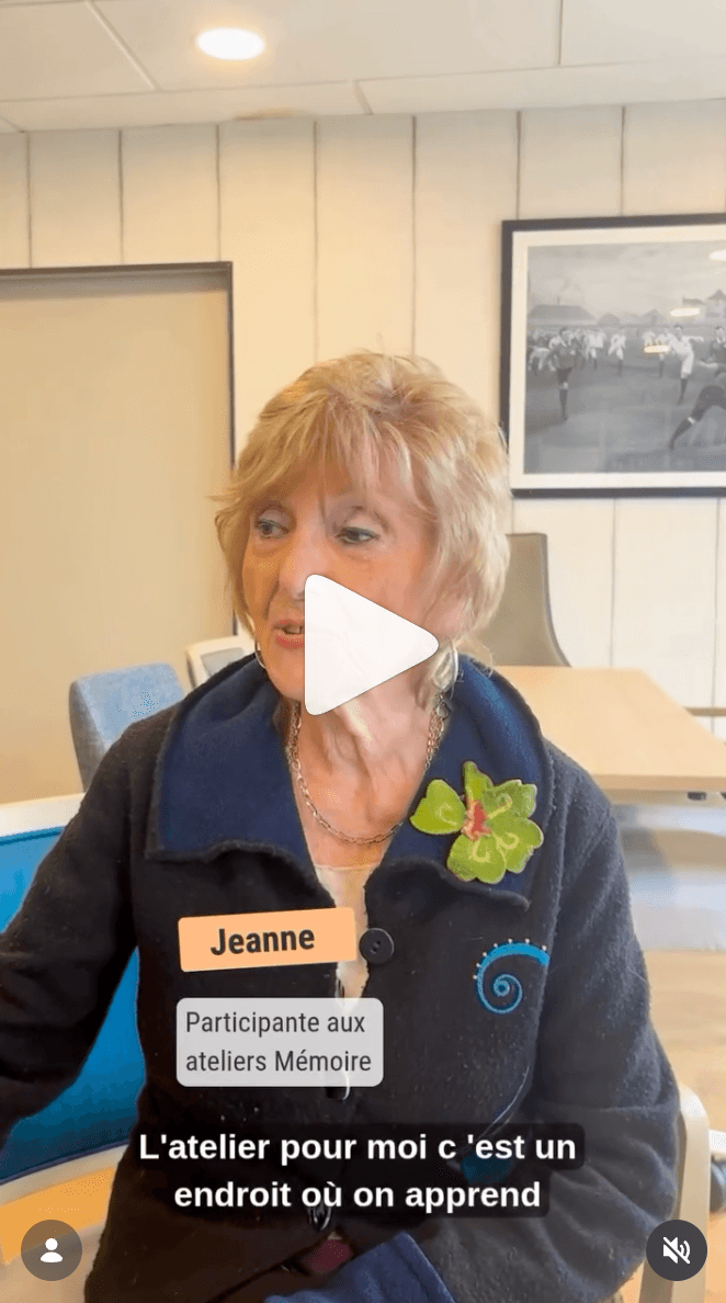 Sur l'image, nous pouvons voir une capture d'écran qui présente un player de vidéos, en fond, une dame d'une 70 aine d'années en train de témoigner : " Jeanne, participante aux ateliers mémoire".