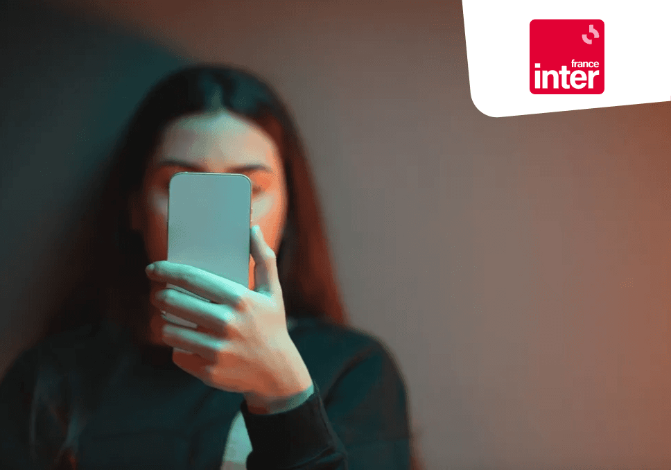 Sur l'image, on voit une adolescente en train de tenir son écran. En haut à droite, on a le logo france inter sur fond rouge.