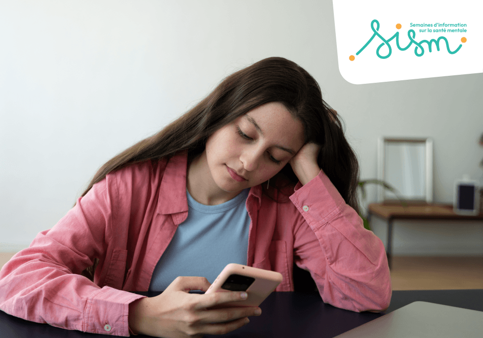 Sur l'image, nous pouvons voir une adolescente assise et accoudée sur une table en train de regarde son téléphone. En haut à droite de l'image, nous pouvons voir le logo SISM (Semaine d'Informations en Santé Mentale).