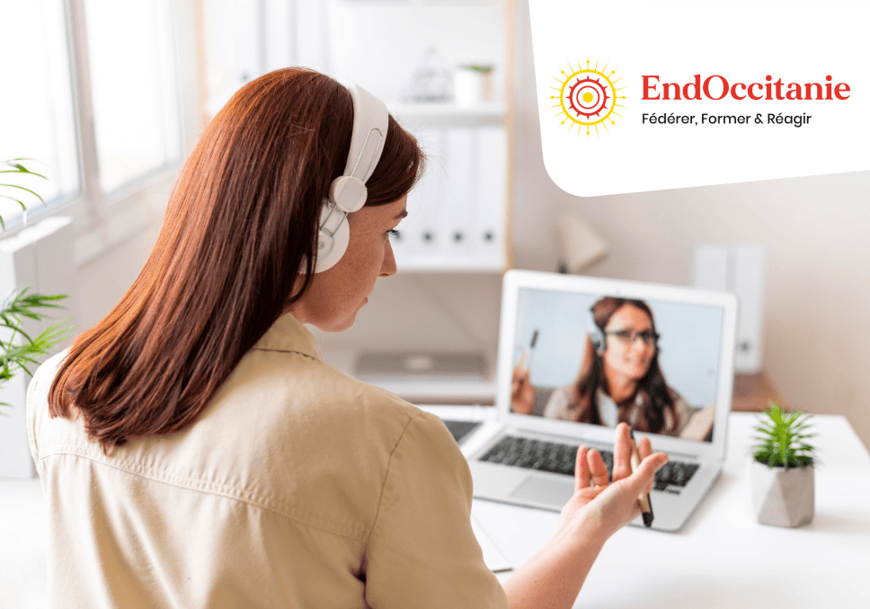Sur l'image, nous pouvons voir une femme ayant un casque sur la tête en train de suivre un webinaire sur son ordinateur.
