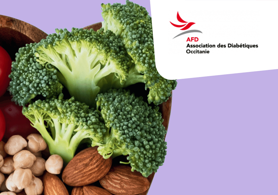 Sur l'image, nous pouvons voir une assiette de brocoli avec des amandes et des noix. Le logo en haut à droite est celui de L'association des diabétiques d'Occitanie.