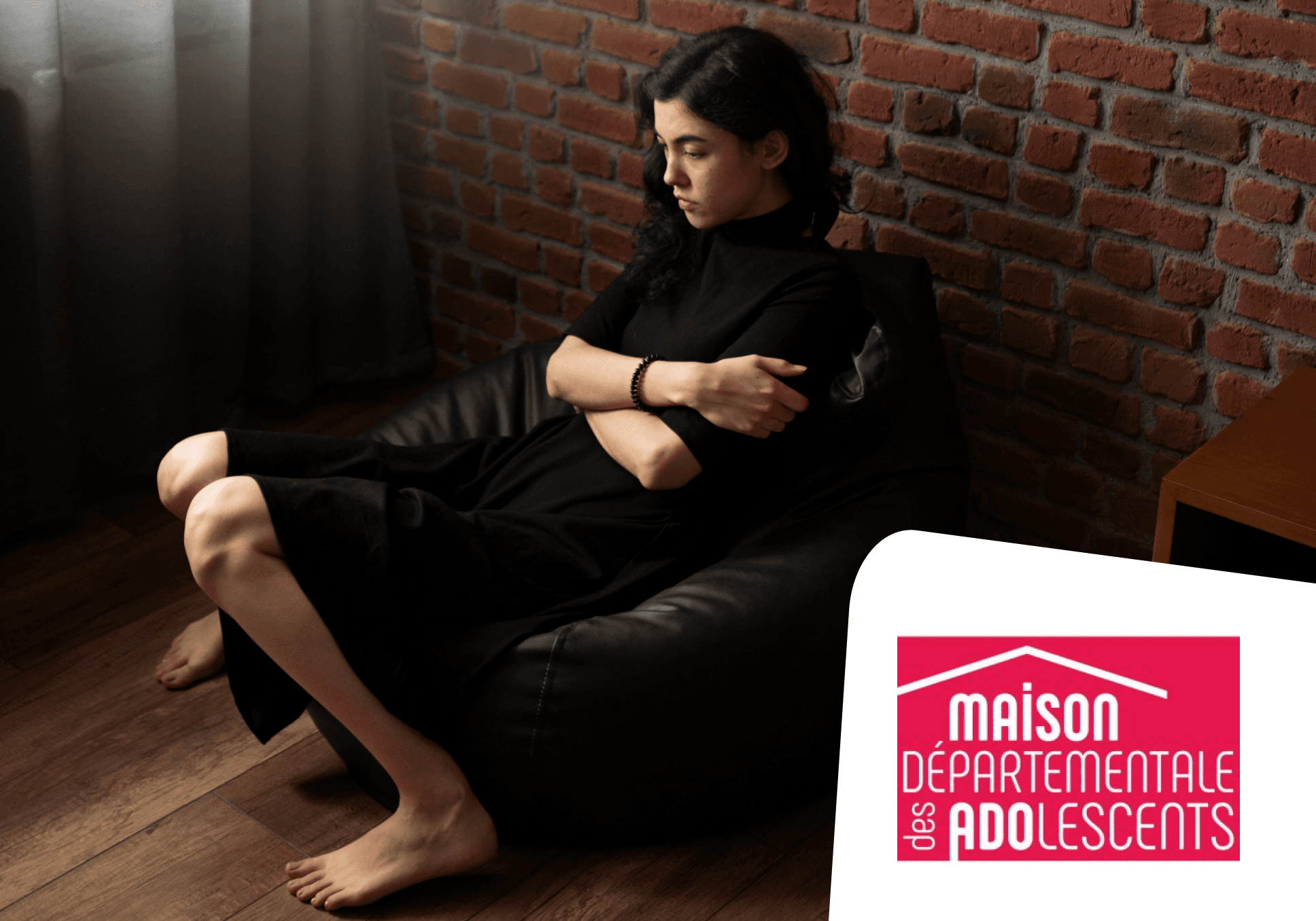 Sur l'image, nous pouvons voir une adolescente assise en train de regarder dans le vide. A droite de l'image, nous pouvons voir le logo de la maison départementale des adolescents".