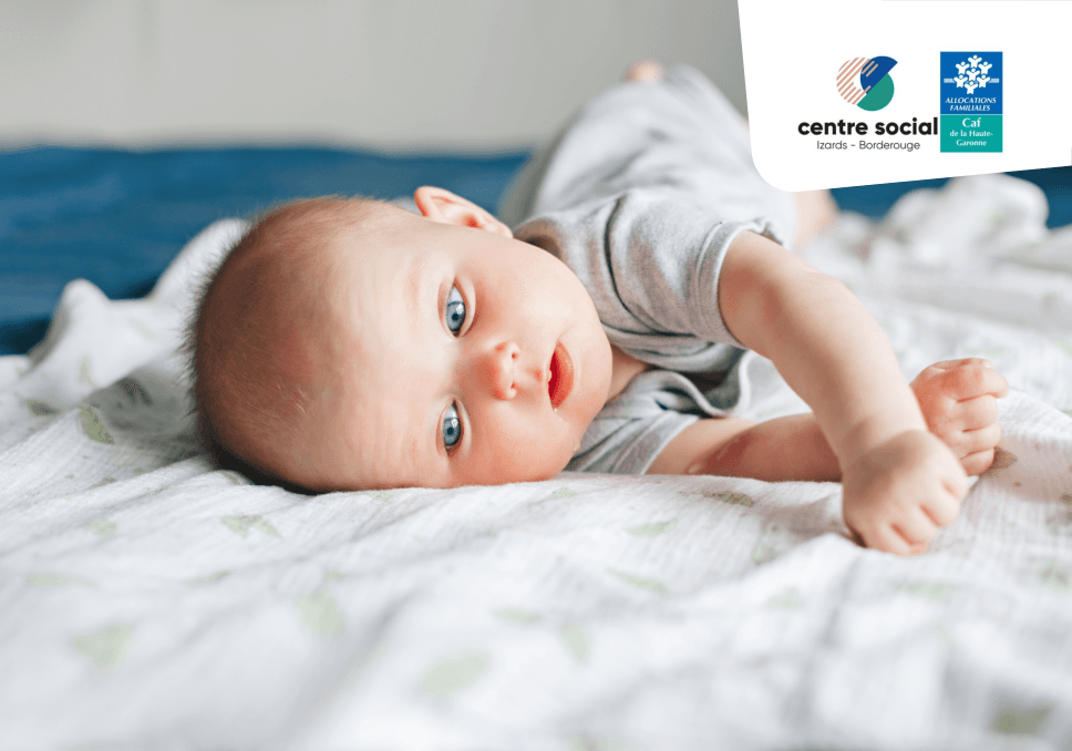 Sur l'image, nous pouvons voir un bébé allongé sur un lit, avec en haut à droite, le logo du centre social des Izards et de la CAF Haute-Garonne.