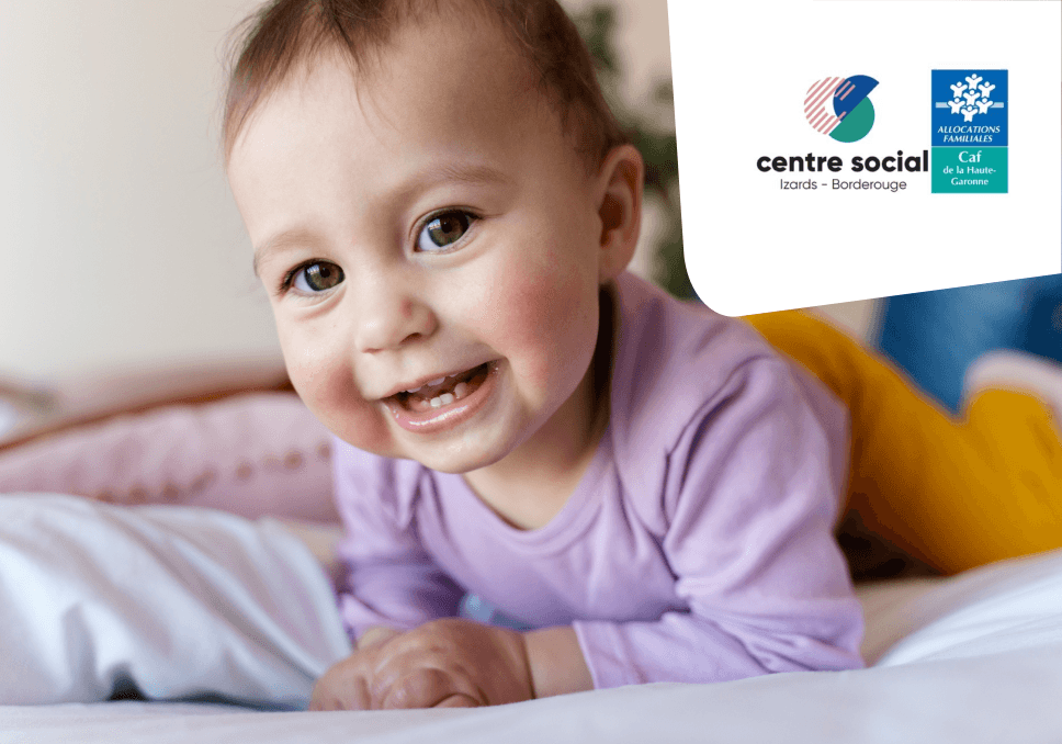 Sur l'image, nous pouvons voir en haut à droite le logo du centre social Izards- Borderouge. Sur la photo, nous pouvons voir un bébé de 3 ans en train de sourire à l'objectif.