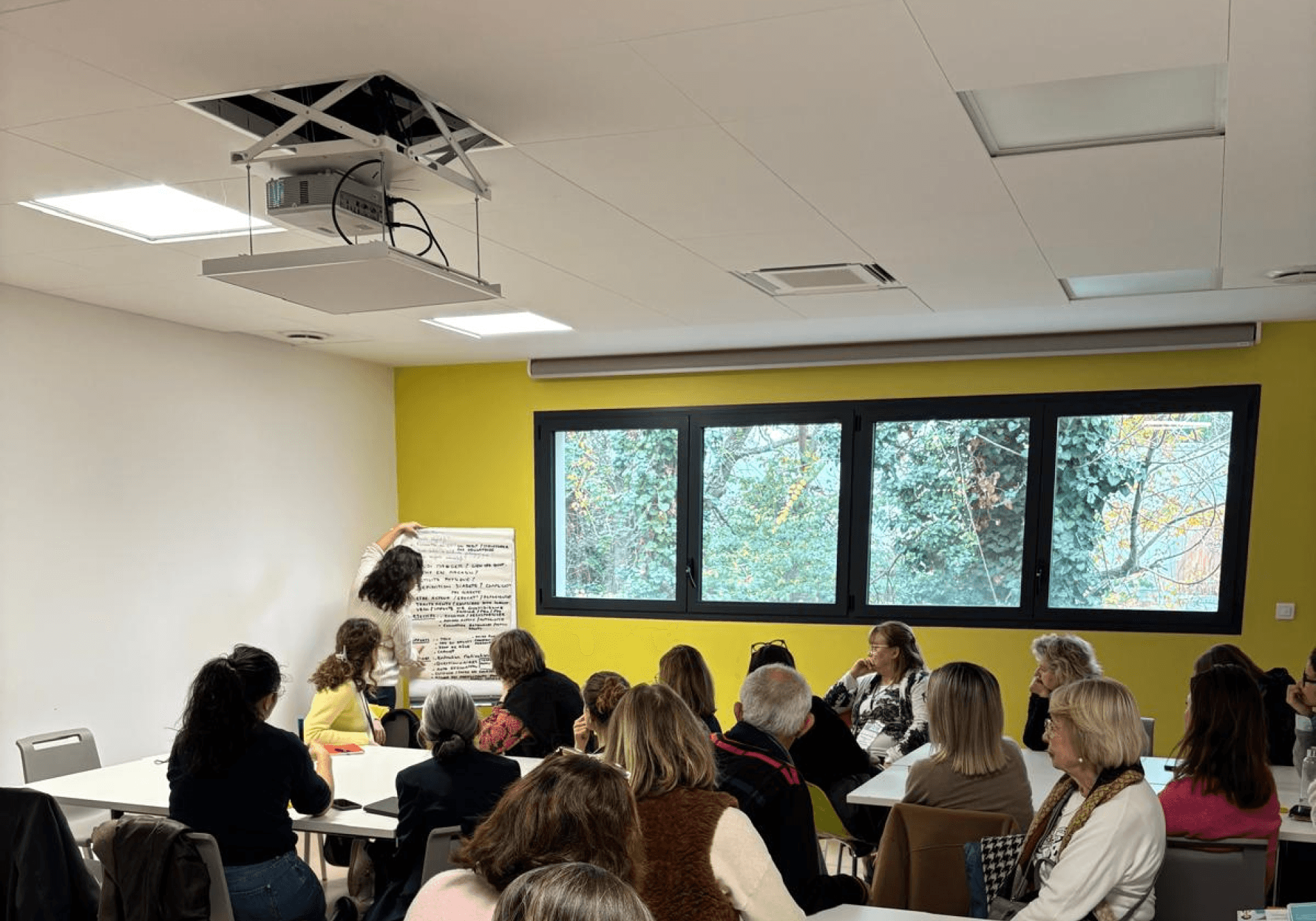 Sur l'image, nous pouvons voir plusieurs personnes participant aux ateliers collaboratifs de cette journée colloque.