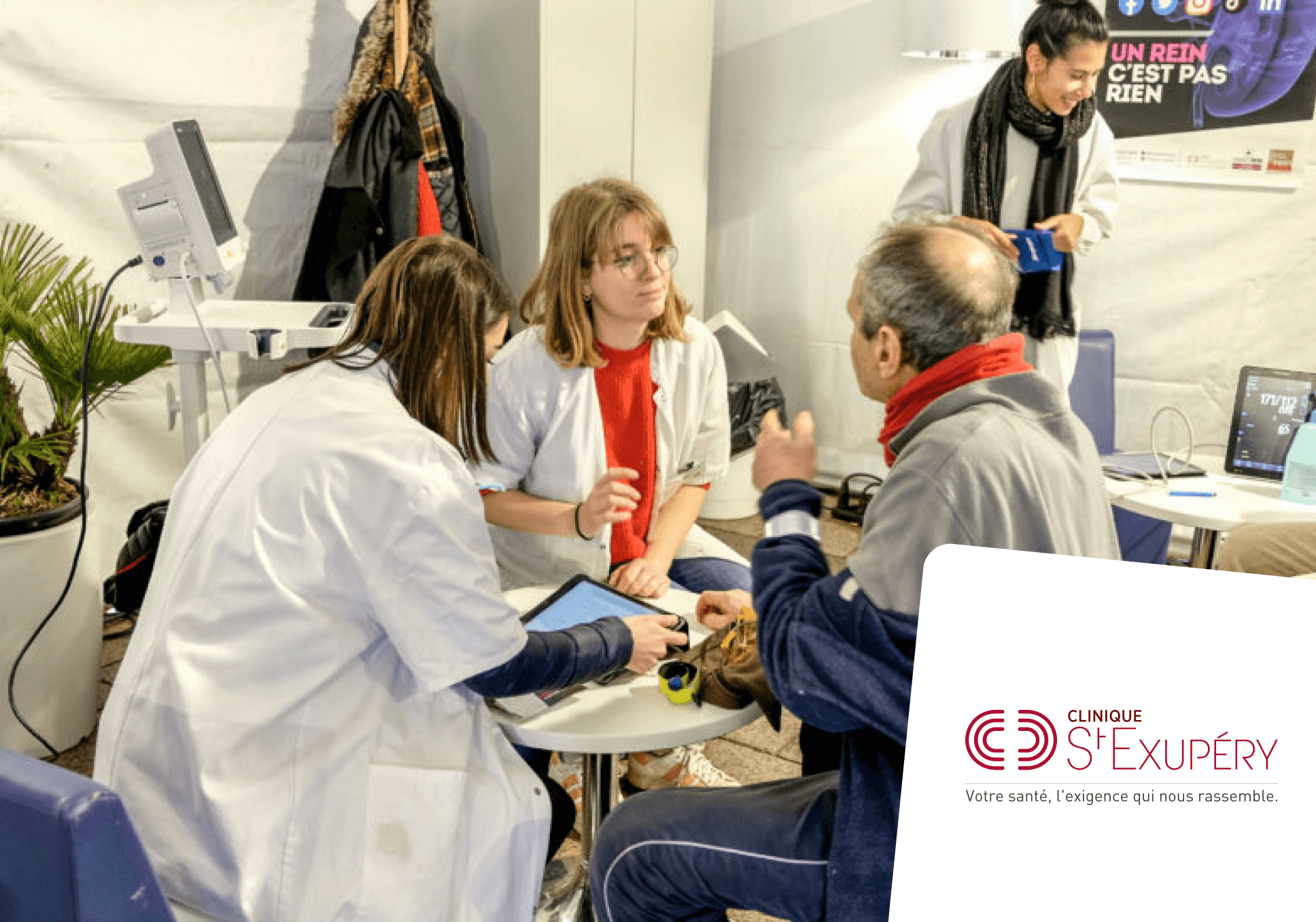 Sur l'image, nous pouvons voir deux infirmières en train de parler à une personne souhaitant se faire dépister. Tous les trois sont assis autour d'une table. Crédit photo : Clinique Saint-Exupéry
