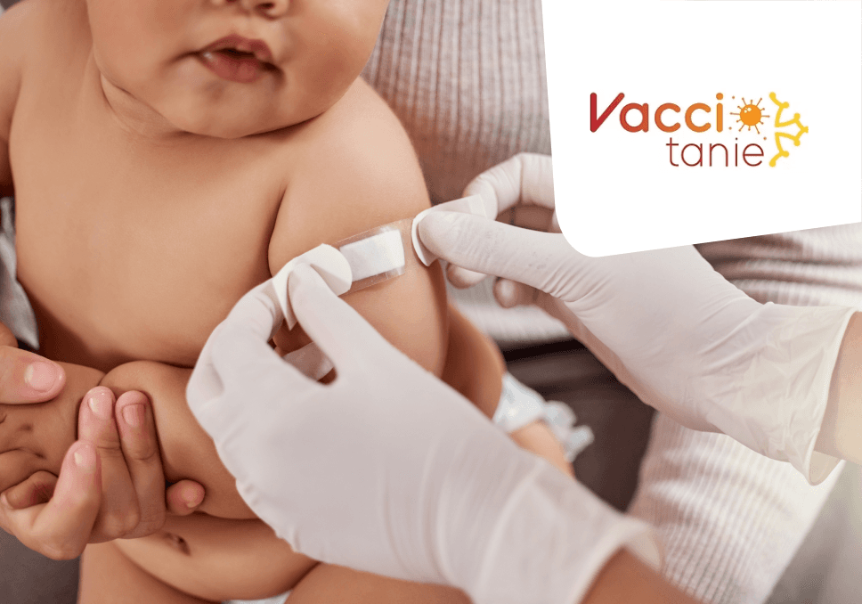 Sur l'image, nous pouvons voir un bébé en train d'être porté par sa maman. Une professionnelle de santé est en train de lui apposer un pansement sur le bras car il vient de se faire vacciner.