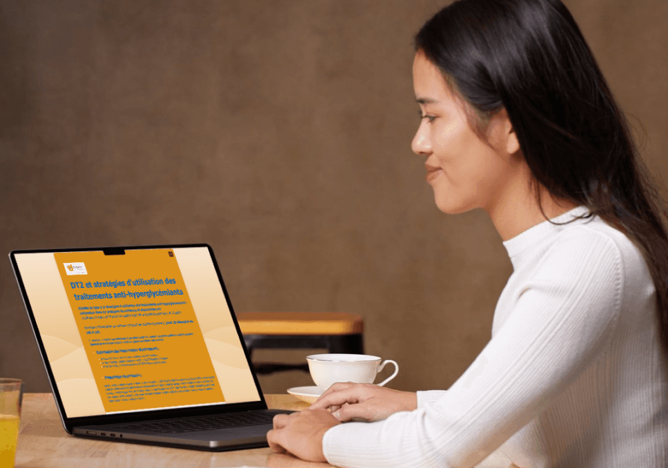 Sur l'image, nous pouvons voir une jeune fille assise à son bureau et en train d'utiliser son ordinateur portable pour s'inscrire au webinaire Diabète Occitanie : DT2.